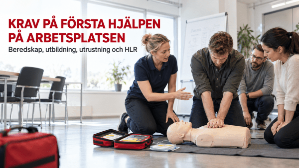 Medarbetare övar HLR och hjärtstartare under en första hjälpen-utbildning på arbetsplatsen
