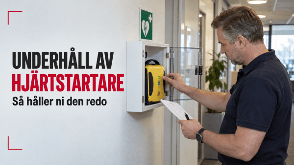 Ansvarig person kontrollerar en hjärtstartare på en arbetsplats