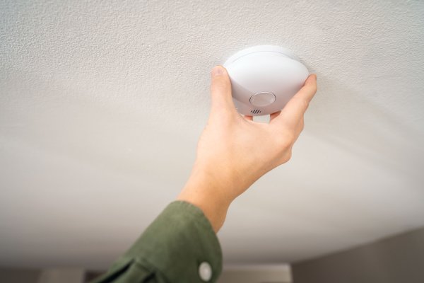 Brandvarnare Pebble 10 med inbyggt 10-årsbatteri och 3M-tejp, Housegard