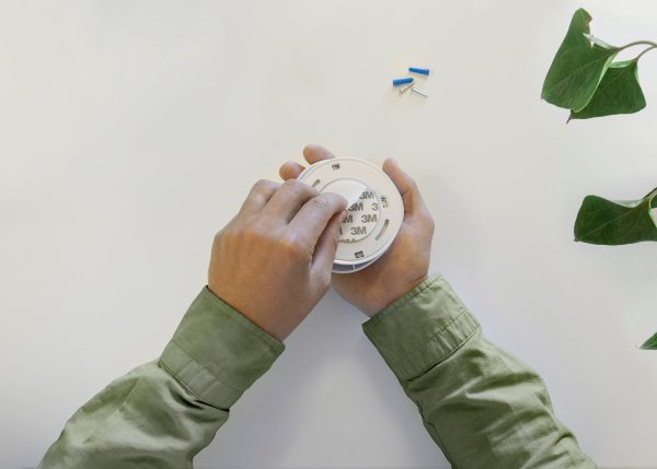 Brandvarnare Pebble 10 med inbyggt 10-årsbatteri och 3M-tejp, Housegard