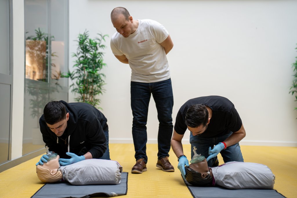 Instruktör leder HLR-övning